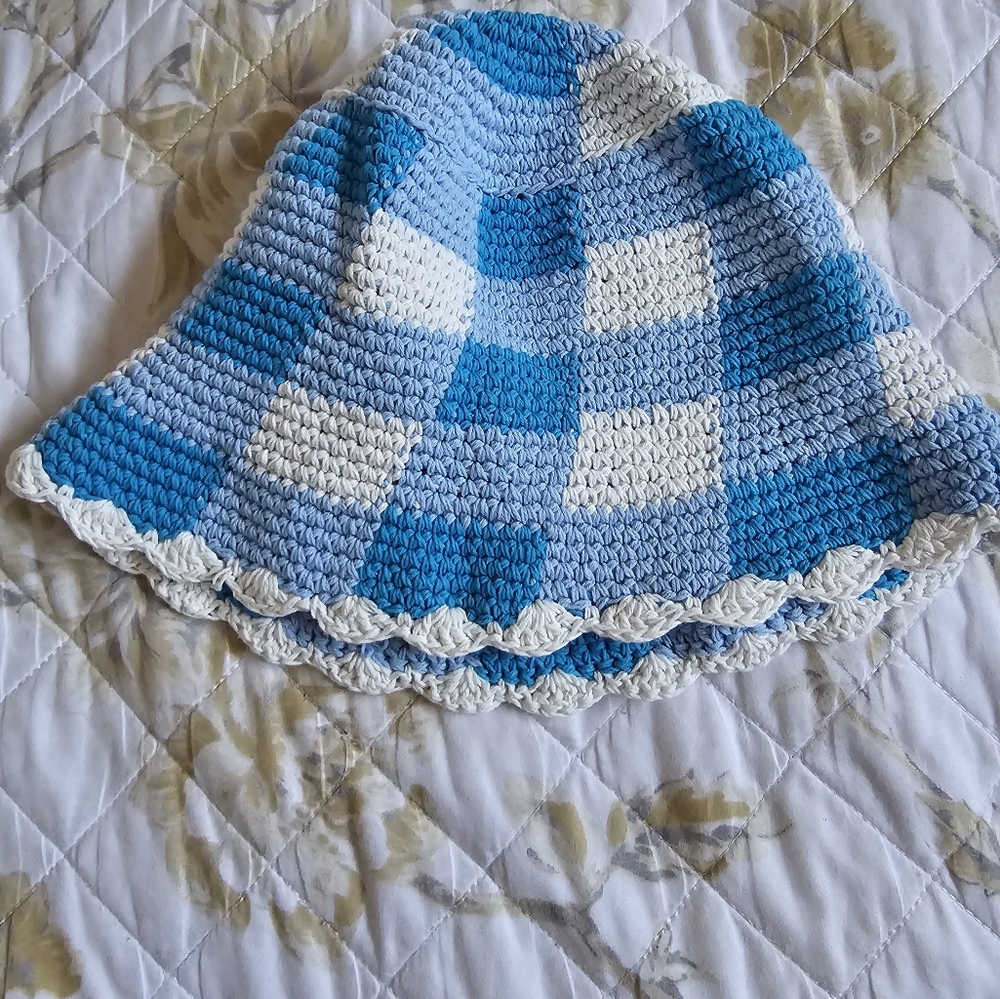 Gingham knit bucket hat.